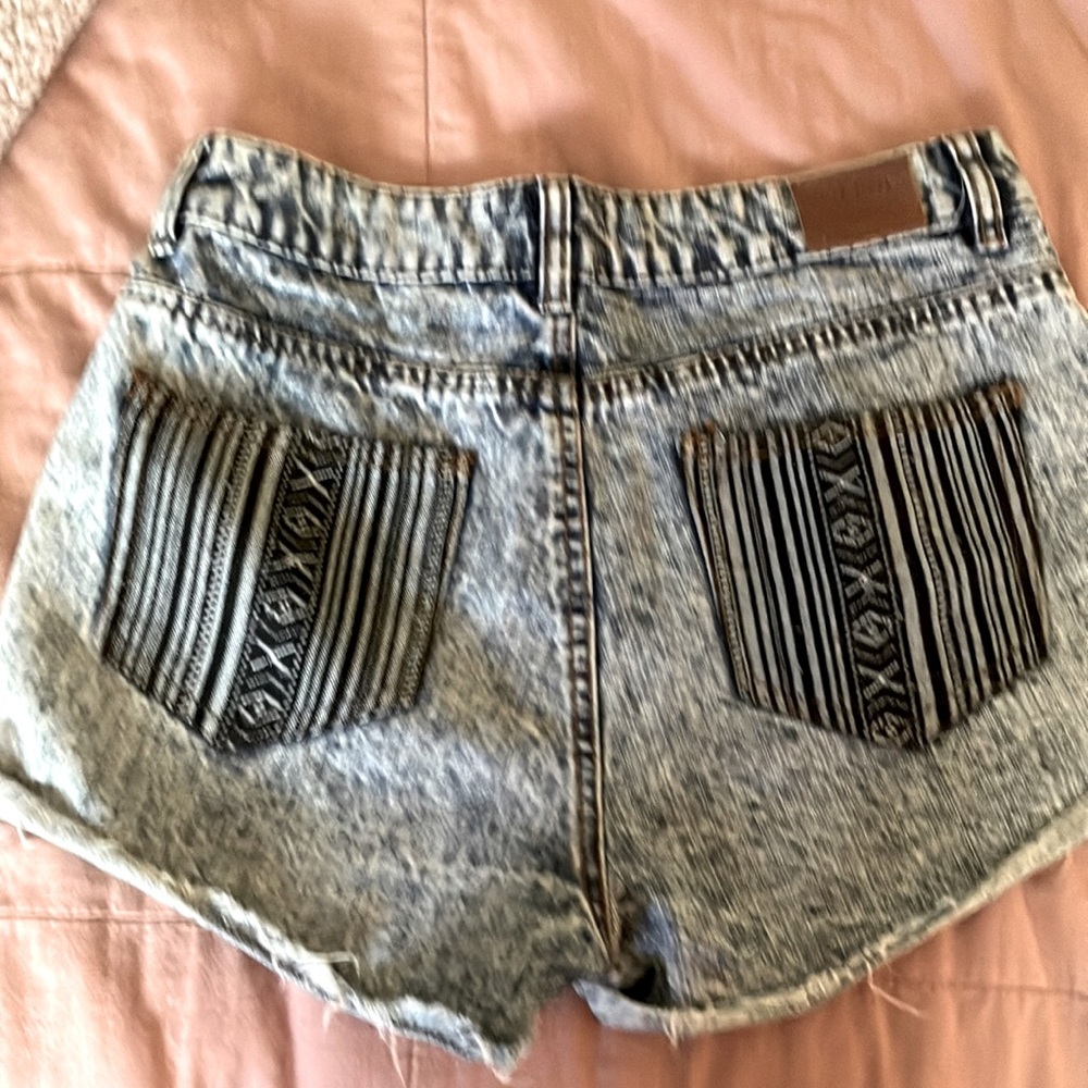 Lira Jean shorts. Back pockets hip pattern. Size 5